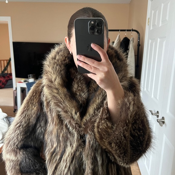 Raccoon fur jacket with exaggerated collar - Picture 6 of 7